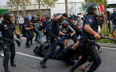 Més mastegots que intel·ligència: la policia espanyola continua exhibint un tarannà antidemocràtic El cos ha hagut de rebaixar de 5 a 3,5 la nota mínima necessària per a aprovar l'examen d'ortografia en les darreres oposicions