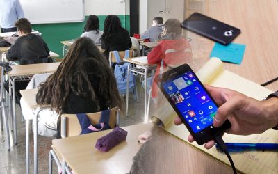 adolescents en una aula-mòbil internet