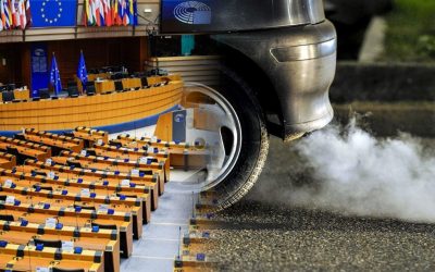La UE posa data de caducitat als automòbils de combustió L'Europarlament aprova l'informe amb els passos a seguir per a prohibir vendre vehicles de combustió a partir de 2025